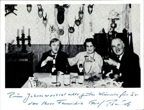Foto Glückwunsch Neujahr, Familie Graf Z..., Menschen am Tisch, Sektflaschen