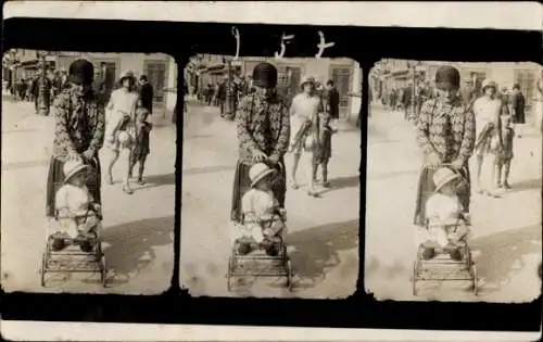 Foto Ak Frau mit Kind im Kinderwagen