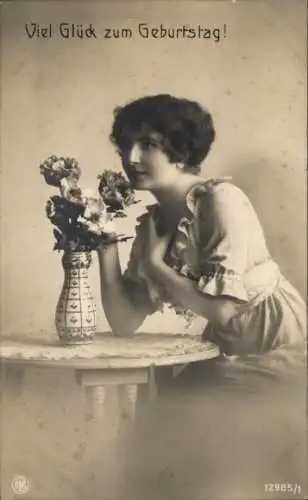 Ak Glückwunsch zum Geburtstag, junge Frau, Blumen