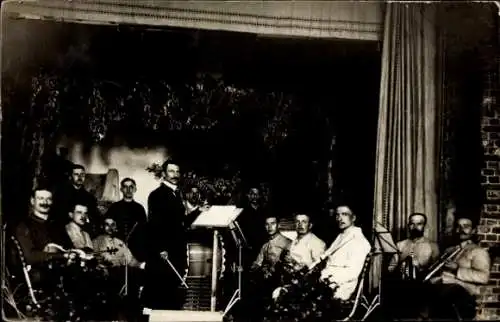 Foto Ak Männer mit Musikinstrumenten, Orchester auf einer Bühne