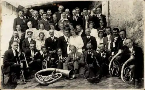 Foto Ak Hochzeitsgesellschaft, Musiker mit Instrumenten, Hochzeitspaar