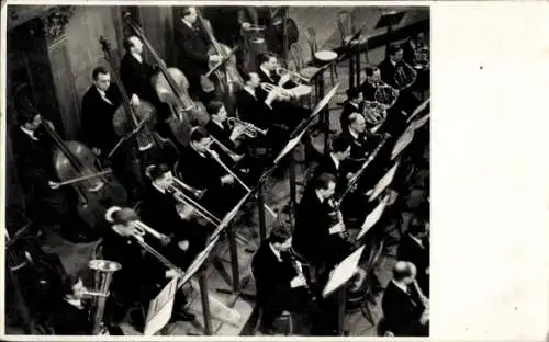 Foto Ak Musiker auf einer Bühne, Orchester, Musikinstrumente