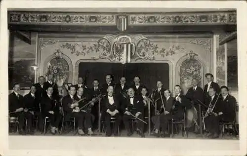 Foto Ak Orchester, Musiker mit Instrumenten auf einer Bühne