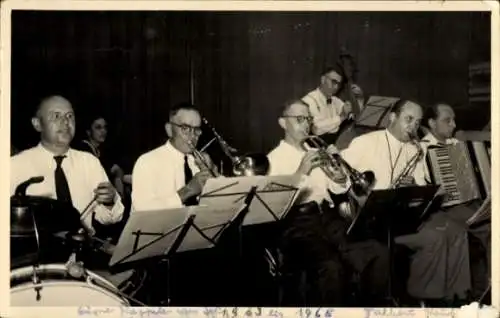 Foto Ak Orchester auf einer Bühne, Musikinstrumente, Akkordeon, Saxophon, 1965