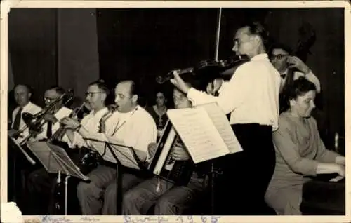 Foto Ak Orchester auf einer Bühne, Musikinstrumente, Akkordeon, Saxophon, 1955
