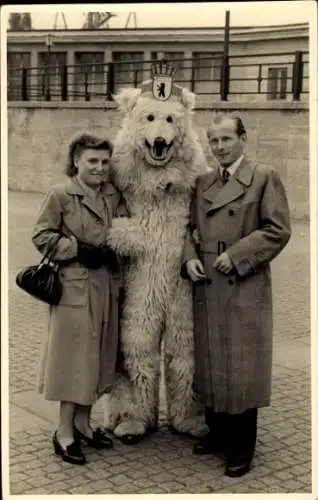 Foto Ak Berlin, Ehepaar und Eisbär, Maskottchen, Portrait