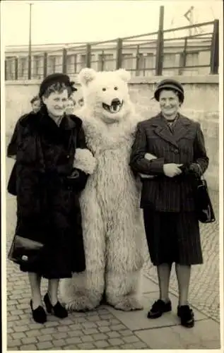 Foto Ak Frauen und Eisbär, Maskottchen, Portrait