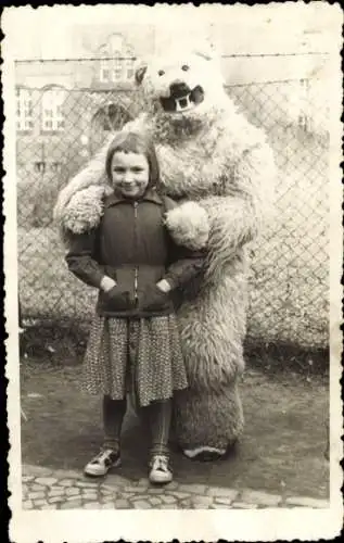 Foto Ak Mädchen und Eisbär, Maskottchen, Portrait