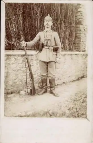 Foto Ak Deutscher Soldat in Uniform, Portrait, Gewehr, Pickelhaube