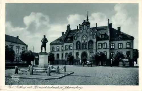 Ak Pisz Johannisburg Ostpreußen, Rathaus, Bismarckdenkmal