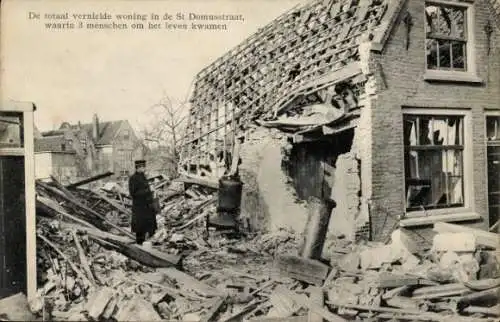 Ak Zierikzee Zeeland, Destruction, Zerstörung durch Bombenabwurf 1917, St. Domusstraat, I. WK