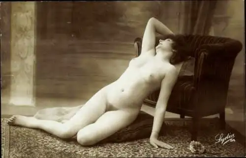 Foto Ak Erotik, Frauenakt, nackte Frau, Busen