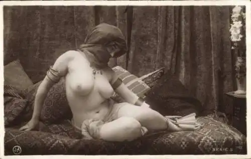 Foto Ak Erotik, Frauenakt, nackte Frau mit Gesichtsschleier, Busen
