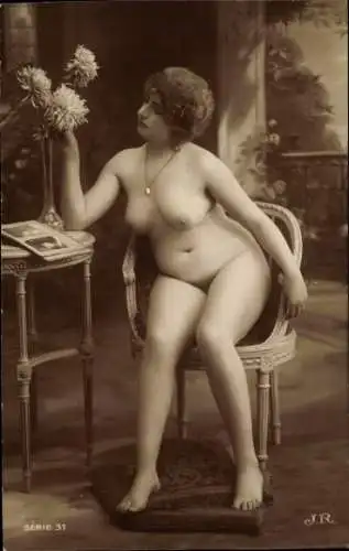 Foto Ak Sitzender Frauenakt, dicke Frau, großer Busen, Beine