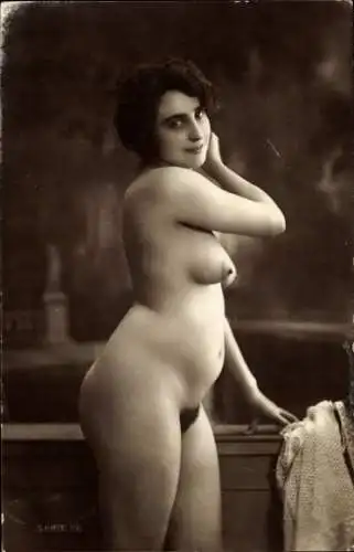 Foto Ak Erotik, Frauenakt, nackte Frau, stehend, Busen