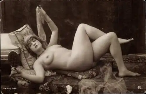Foto Ak Erotik, Frauenakt, liegende nackte Frau mit Handspiegel, Busen