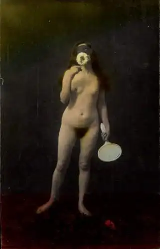Foto Ak Erotik, Frauenakt, nackte Frau mit Maske und Handspiegel, Busen, Scham