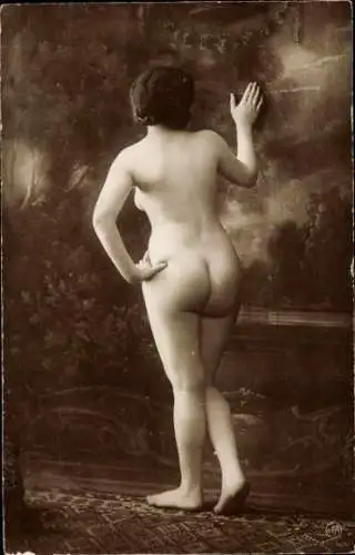 Foto Ak Erotik, Frauenakt, stehende nackte Frau, Po