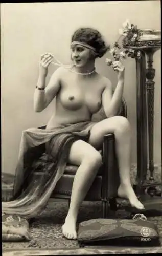 Ak Nackte Frau, Sitzportrait, Frauenakt, Busen, Beine