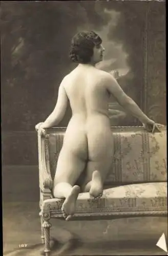 Foto Ak Erotik, Frauenakt, nackte Frau auf einem Sofa knieend, Po