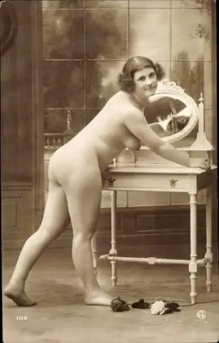 Foto Ak Erotik, Frauenakt, nackte Frau auf einen Schminktisch gestützt, Po, Busen