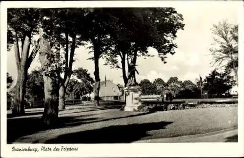 Ak Oranienburg, Blick auf den Platz des Friedens, Denkmal, Haus