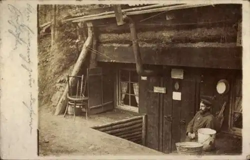 Foto Ak Deutscher Soldat in Uniform vor dem Unterstand, I WK
