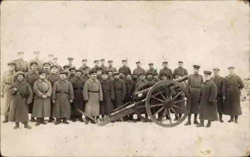 Foto Ak Deutsche Soldaten in Uniformen mit Geschütz im Winter