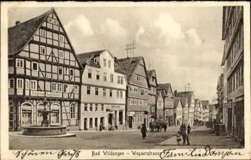 Ak Bad Wildungen in Hessen, Wegaerstraße, Brunnen, Fachwerkhaus, Löwen-Apotheke