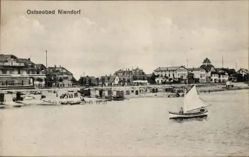 Ak Niendorf Timmendorfer Strand Ostholstein, Blick auf den Ort vom Wasser aus, Segelboot, Badekarren