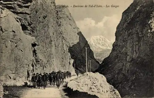 Ak Val d'Isère Savoie, Straße in der Schlucht