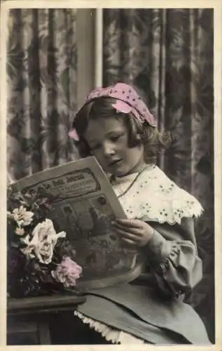 Ak Mädchen liest eine Zeitung, Le Petit Journal