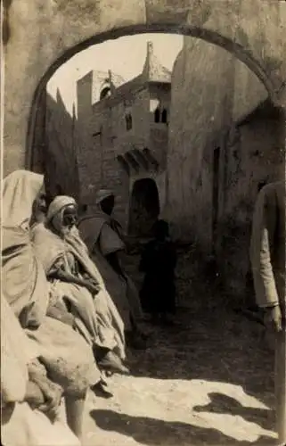 Foto Ak Maghreb, Araber in Volkstracht, Straße, Tor, Kinder