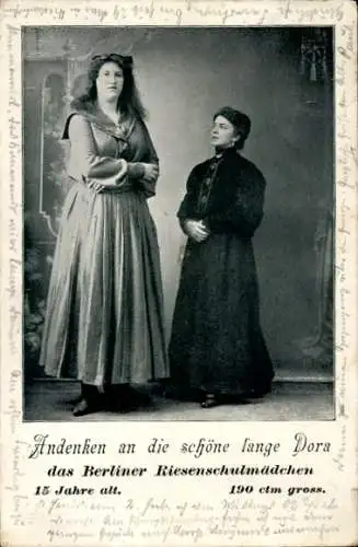 Ak Die schöne lange Dora, Berliner Riesenschulmädchen, 15 Jahre alt, 190 cm groß