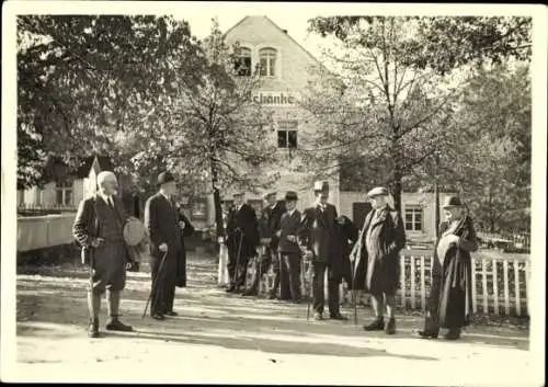 Foto Ak Wartha Königswartha in der Oberlausitz ?, Männer vor einer Schänke, Wanderer