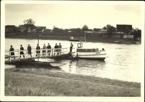 Foto Ak Birkwitz Pirna in Sachsen, Männer verlassen die Fähre, 1937