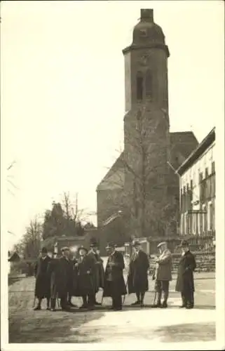 Foto Ak Pesterwitz Freital in Sachsen, Straßenpartie mit Kirche, Männer, Wanderer, 1937