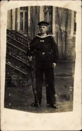 Foto Ak Deutscher Soldat in Uniform, Matrose, Seemann