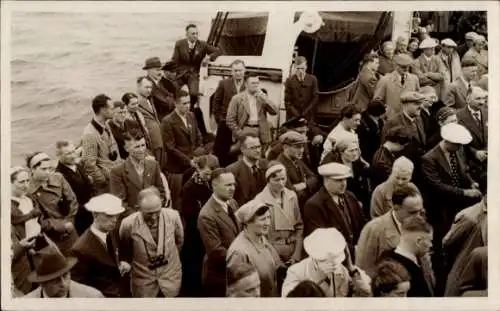 Foto Ak Fahrgäste am Bord eines Schiffes, Gruppenbild