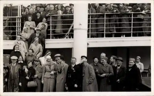 Foto Ak Fahrgäste am Bord eines Schiffes, Gruppenbild