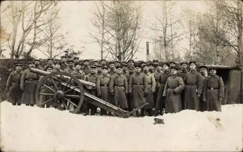 Foto Ak Deutsche Soldaten in Uniformen mit Geschütz im Winter