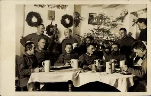 Foto Ak Deutsche Soldaten in Uniformen, Sanitäter, Kriegsweihnacht 1915, I WK