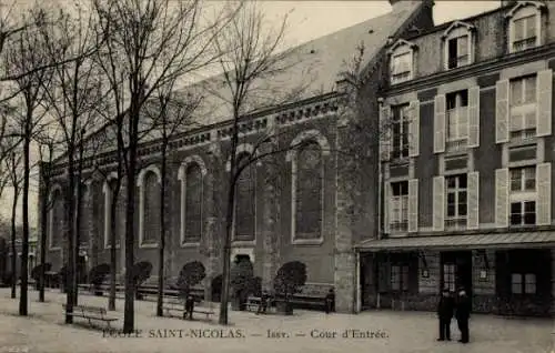 Ak Issy les Moulineaux Hauts de Seine, Saint-Nicolas-Schule, Cour d’Entrée