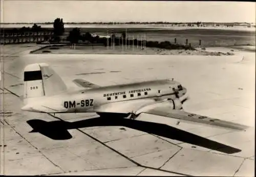 Ak Schönefeld bei Berlin, Zentralflughafen der Deutschen Lufthansa, Linienmaschine I L 14, DM-SBZ