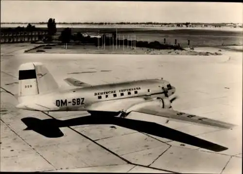 Ak Schönefeld bei Berlin, Zentralflughafen der Deutschen Lufthansa, Linienmaschine I L 14, DM-SBZ