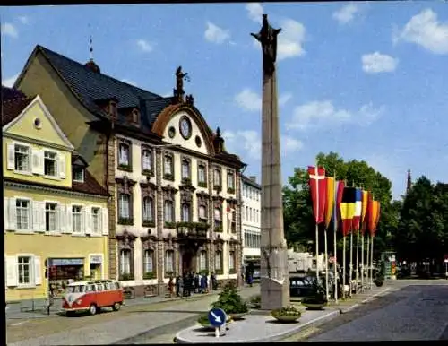 Ak Offenburg in Baden Schwarzwald, Platz, Rathaus, Ursulasäule, Fahnen, VW Bus