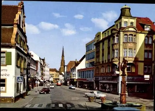 Ak Offenburg in Baden Schwarzwald, Schwarzwald, Hauptstraße, Kirchturm, Brunnen