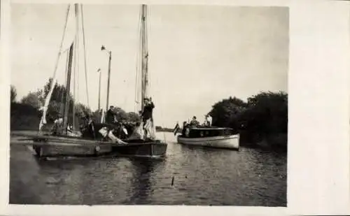 Foto Ak Elmshorn in Holstein, Gesellschafts-Segeln nach der Krückau 1918