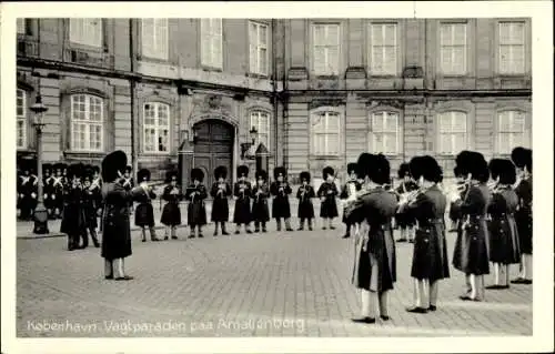 Ak København Kopenhagen Dänemark, Gardeparade am Schloss Amalienborg