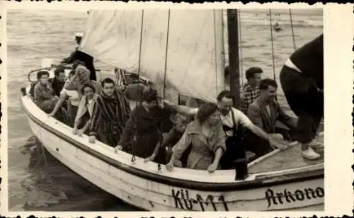 Foto Personen auf einem Segelboot, Arkona, KU-M1